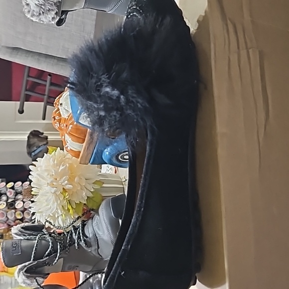Black ugg slides with pom poms brand new never worn woman size 7 shoe - Picture 9 of 10